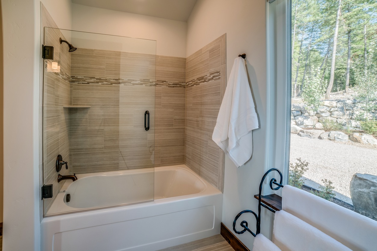 Shower & Tub Installation in El Rancho Vela